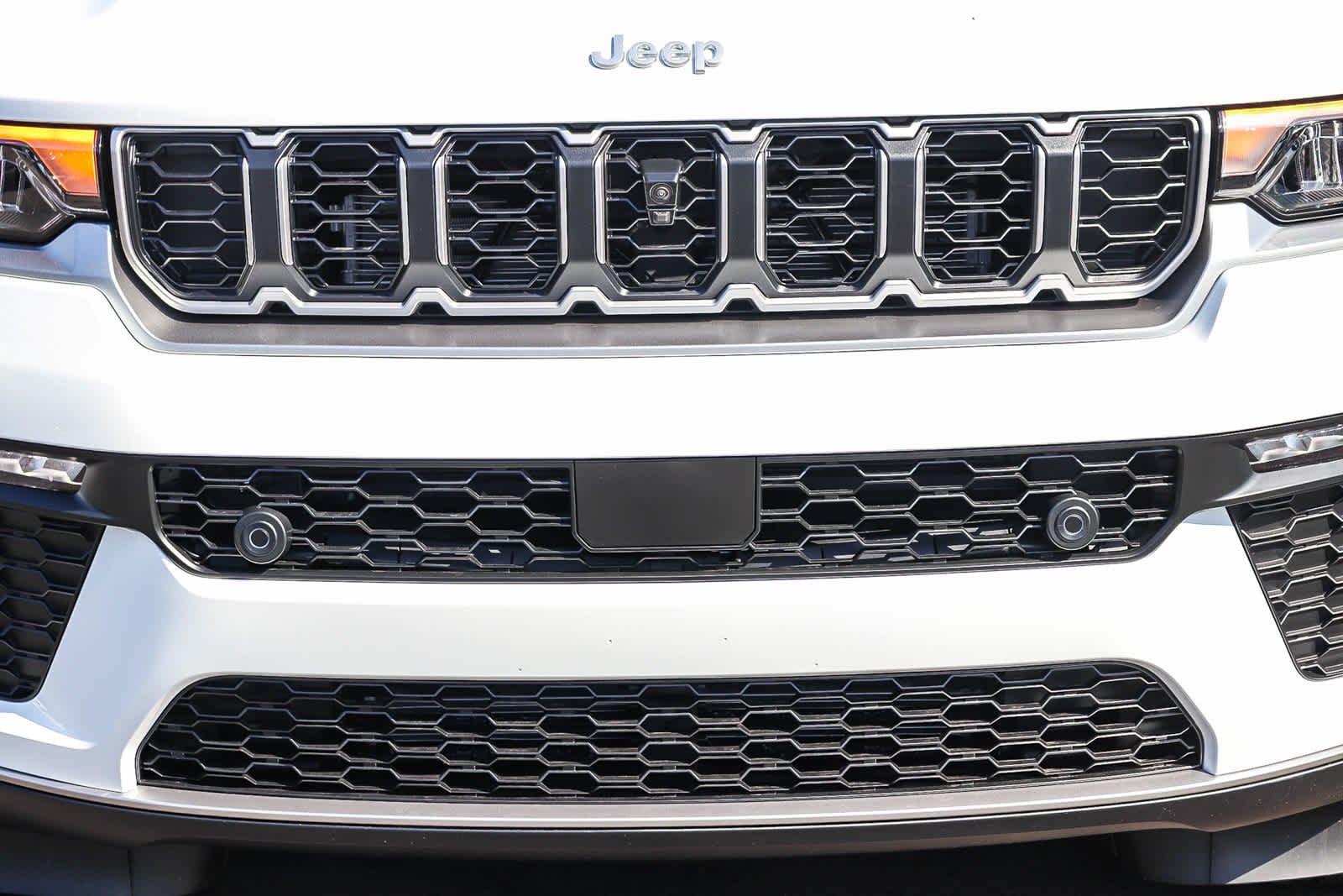 New 2027 Bright White Clear-Coat Paint Jeep Limited image 9