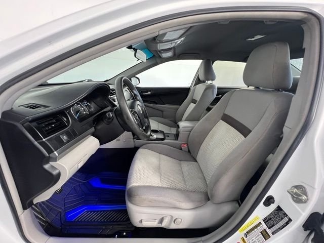 Used 2014 White Toyota LE image 11