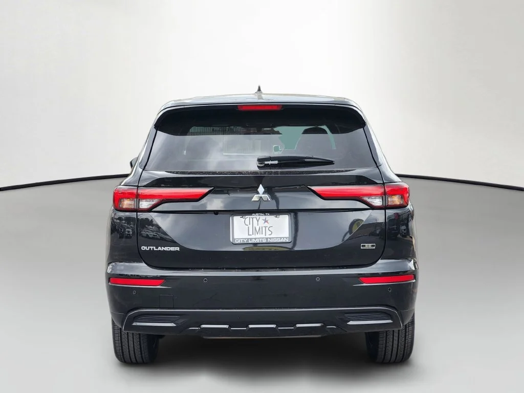 Used 2024  Mitsubishi SE Black Edition image 6