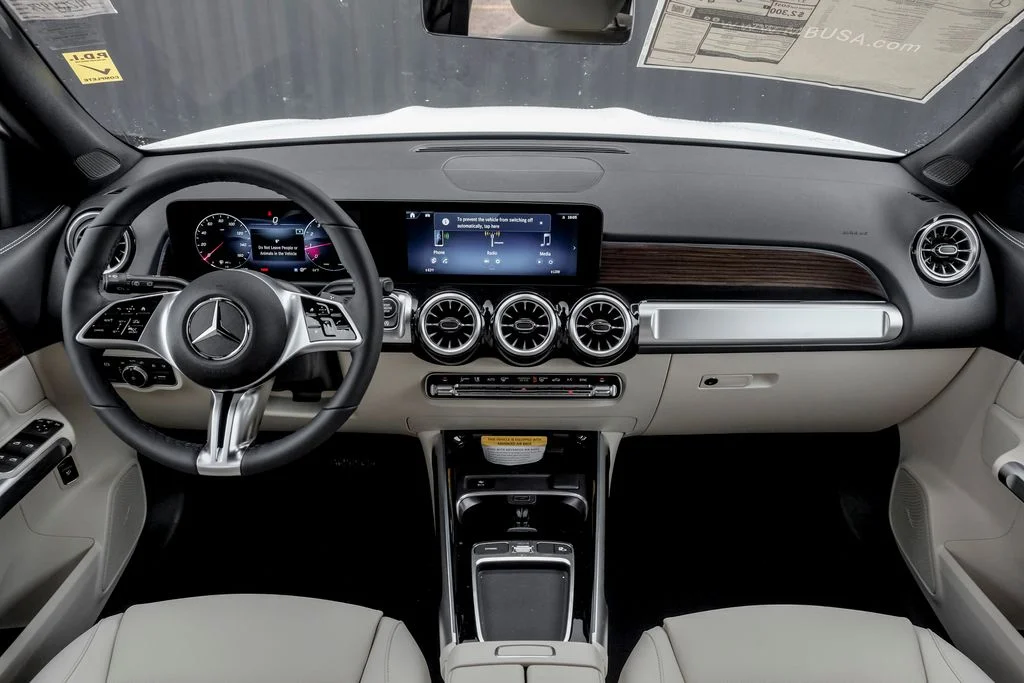 Used 2026 Polar White Mercedes-Benz GLB 250 image 20