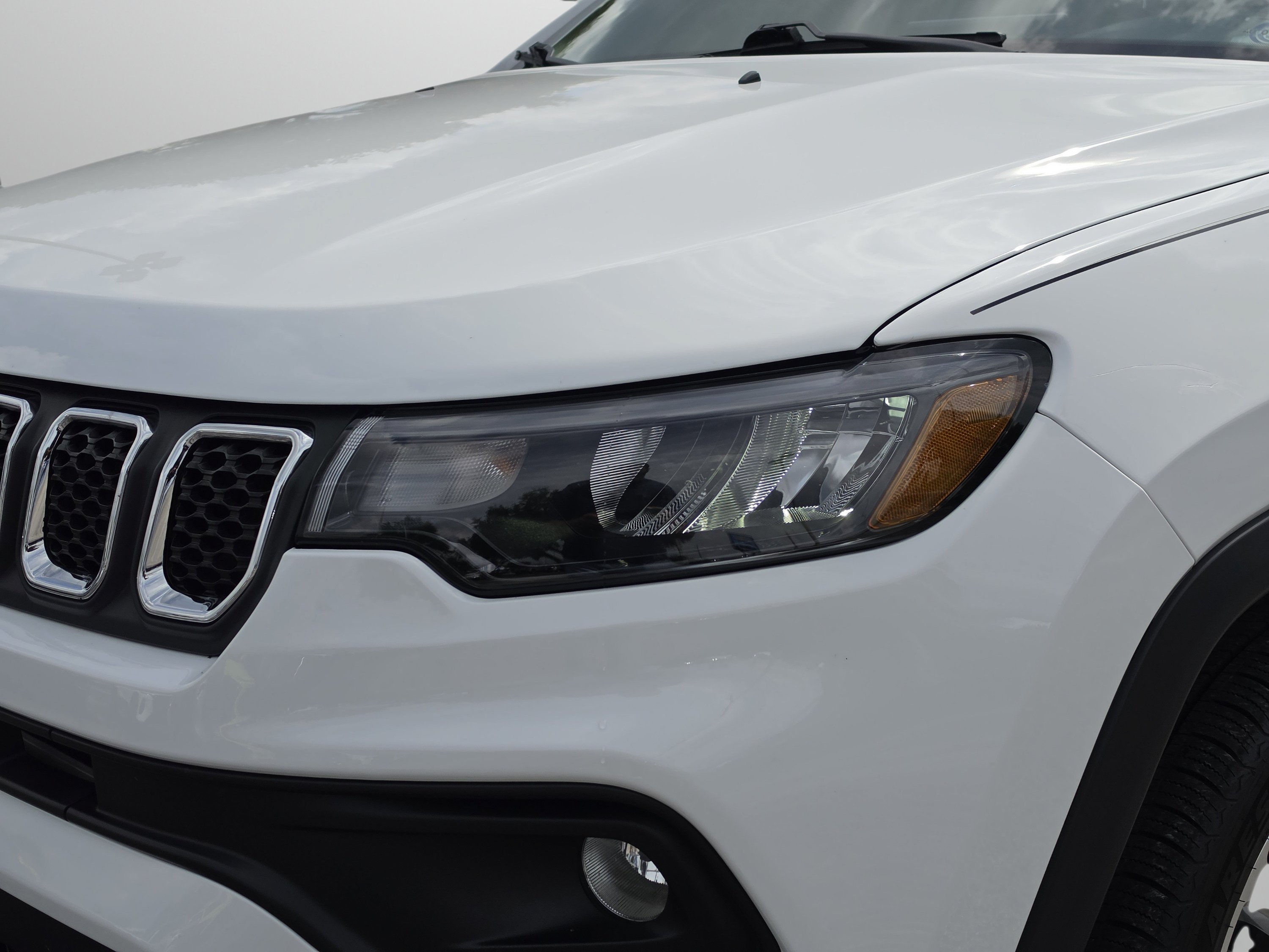Used 2023 Bright White Clearcoat Jeep Latitude Lux image 13