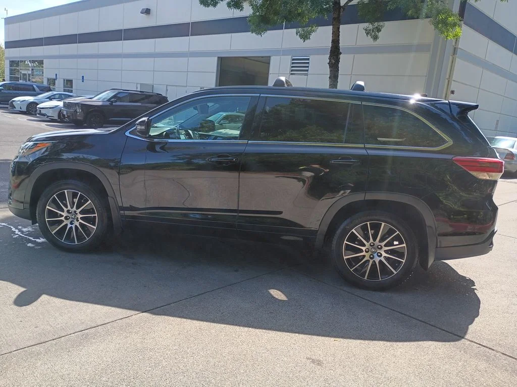 Used 2017 Midnight Black Metallic Toyota SE image 7