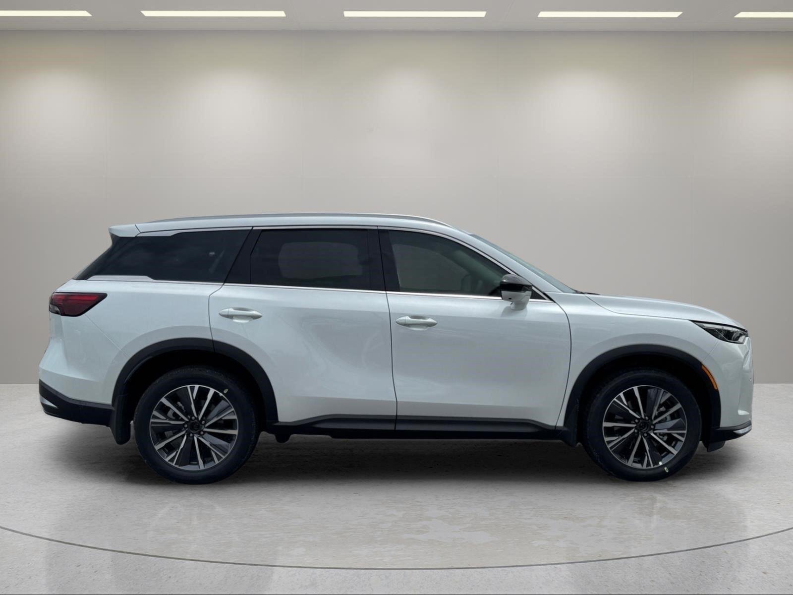 New 2027 RADIANT WHITE INFINITI Luxe AWD image 6