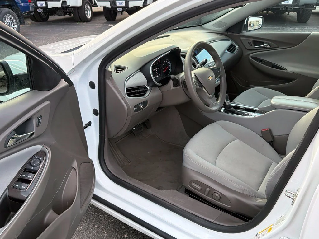 Used 2024 Summit White Chevrolet LT image 11