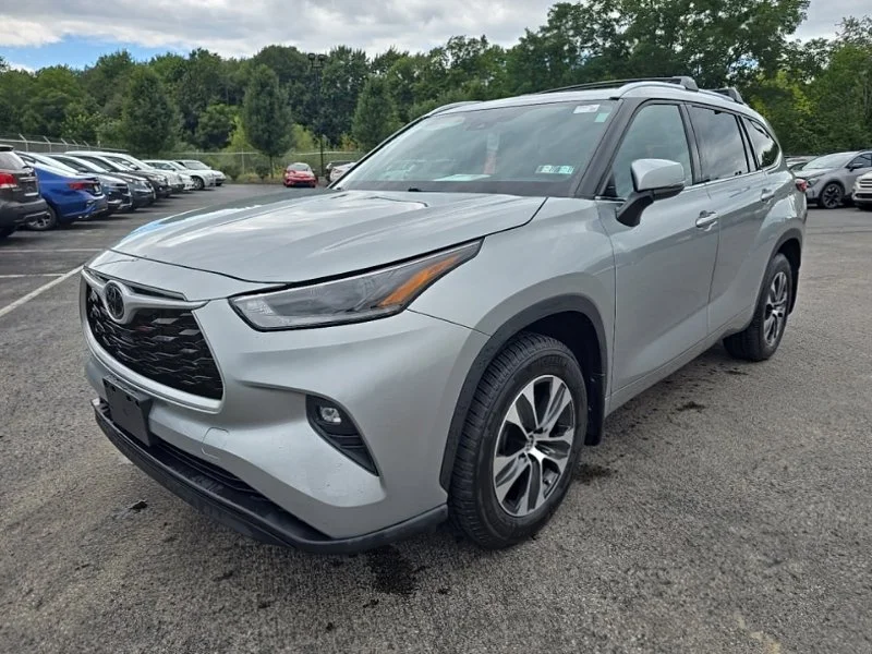 Used 2021 Silver Toyota XLE image 3