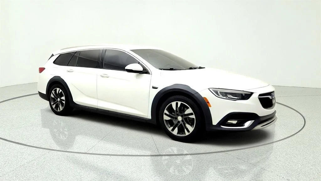 Used 2019 Summit White Buick 5dr Wagon Essence AWD image 3