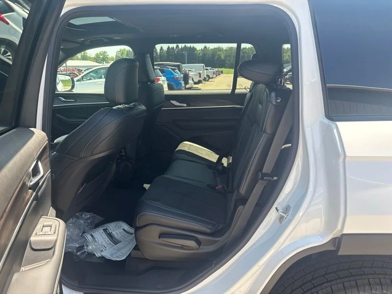 New 2026 Bright White Clear-Coat Exterior Paint Jeep Altitude image 15