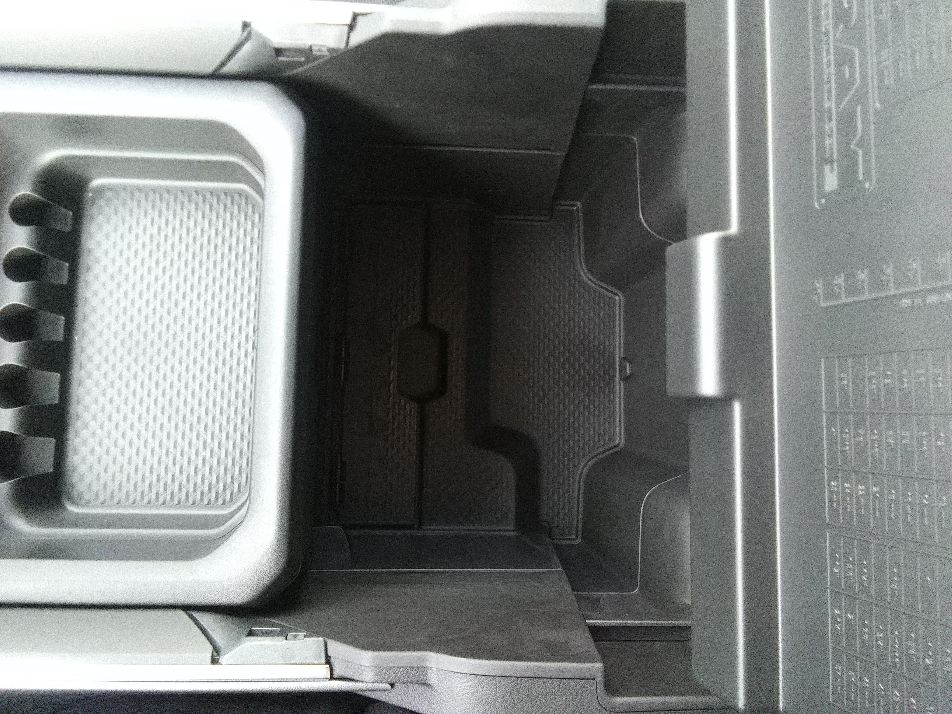 New 2026 Bright White Clear-Coat Exterior Paint RAM Laramie image 18
