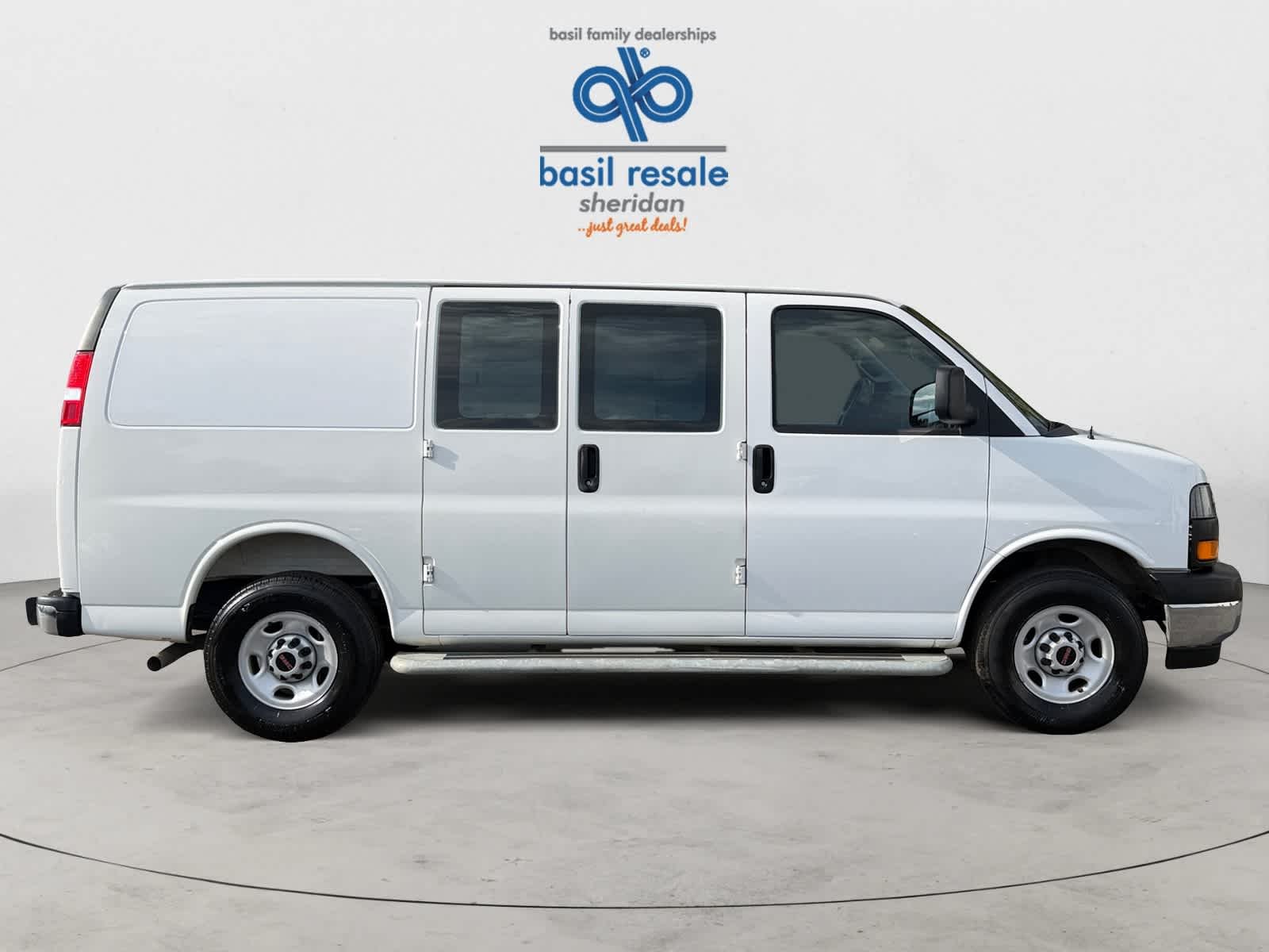 Used 2025 Summit White GMC  image 8