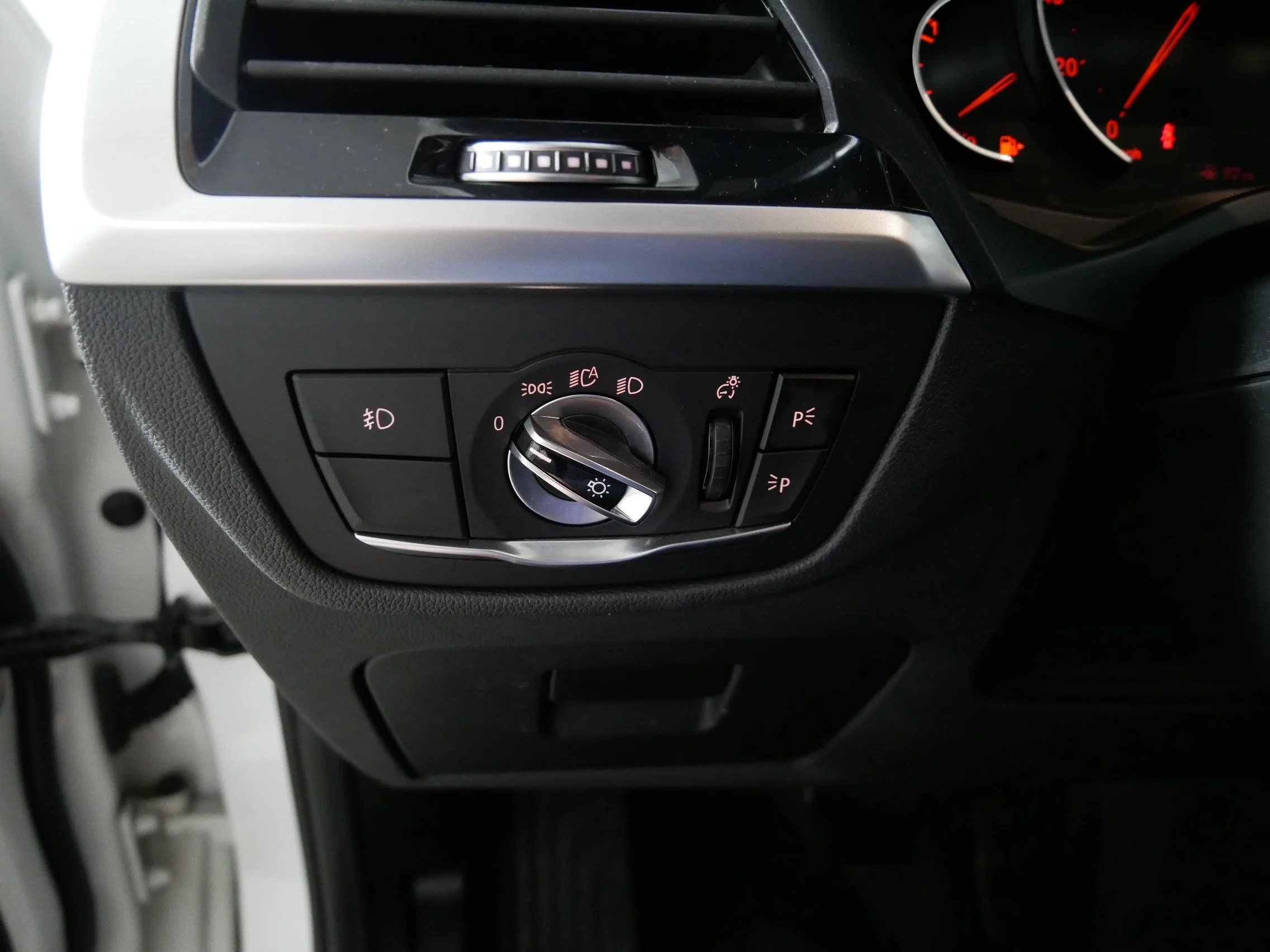 Used 2018 Alpine White BMW xDrive30i image 26