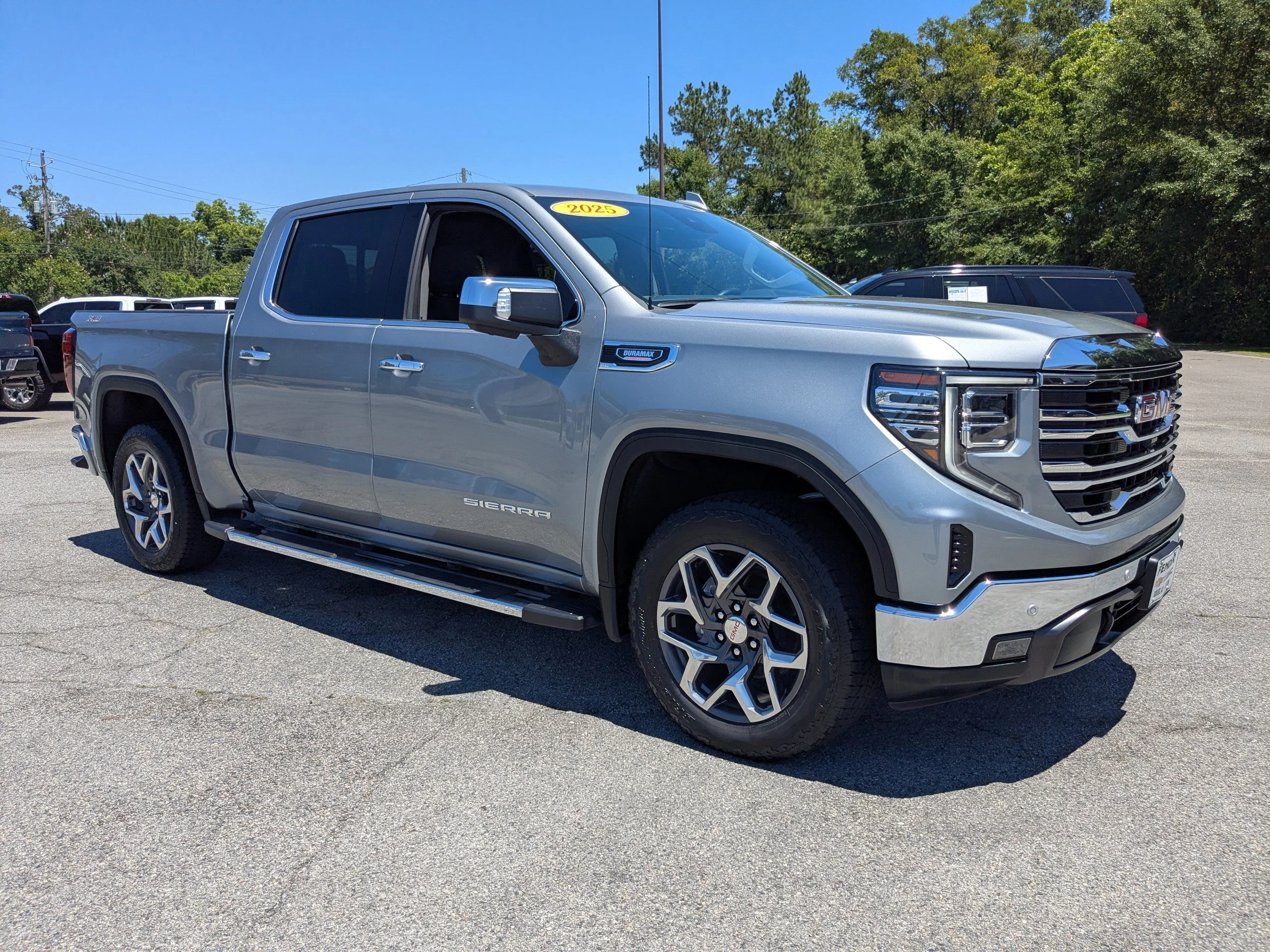 2025 GMC Sierra 4WD Crew Cab Short Box SLT's photo