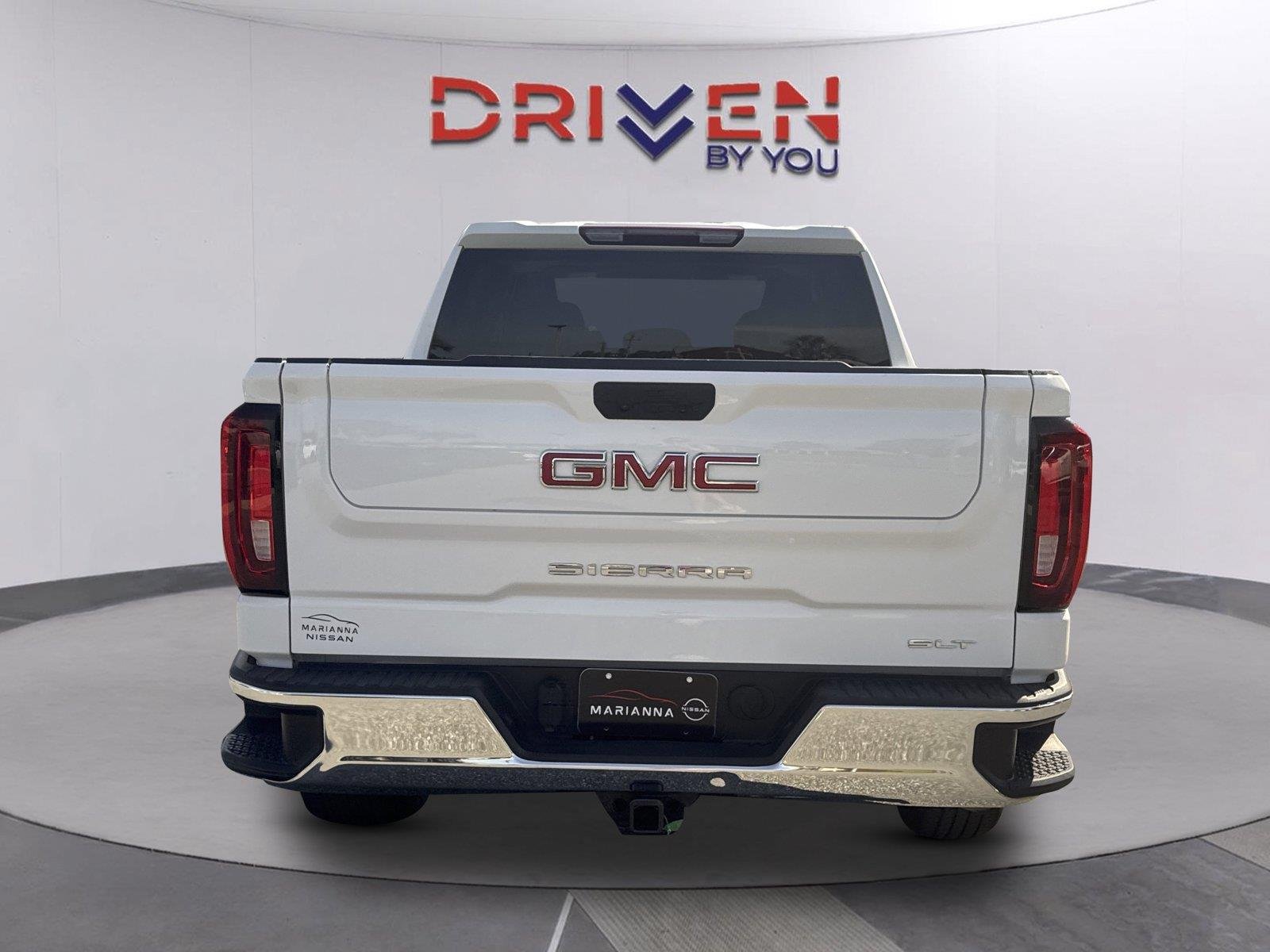 Used 2025 SUMMIT WHITE GMC SLT image 4