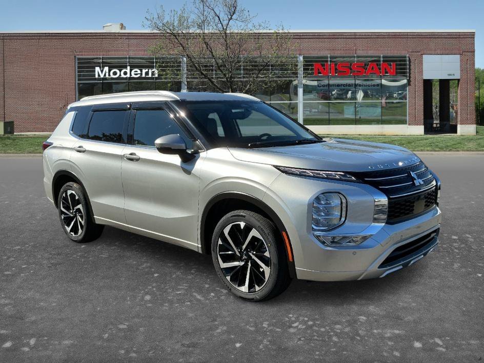 Used 2022 Silver Mitsubishi SEL image 13