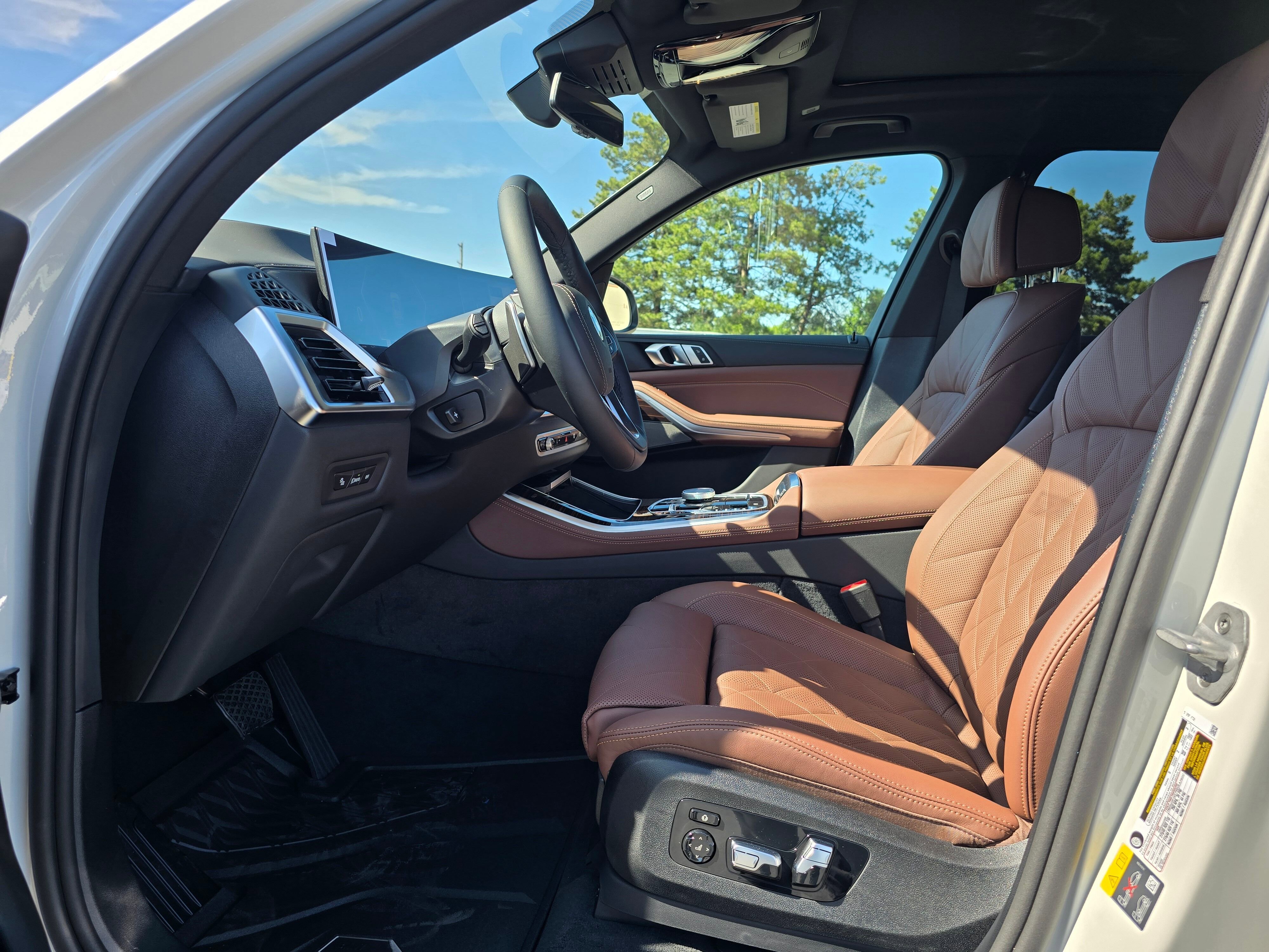 New 2026 Mineral White Metallic BMW xDrive50e image 40