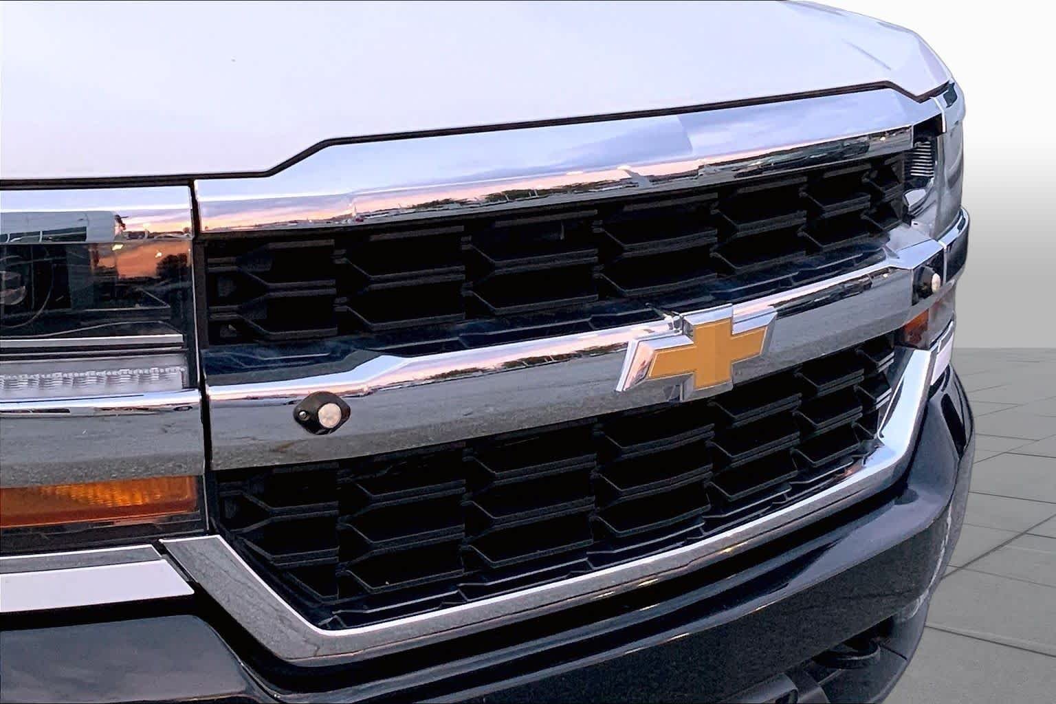 Used 2017 Summit White Chevrolet Work Truck image 27