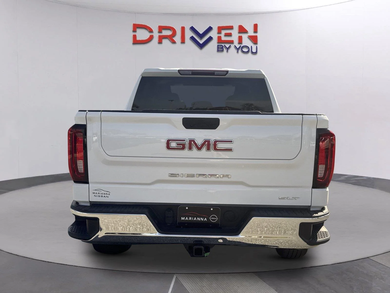 Used 2025 SUMMIT WHITE GMC SLT image 4