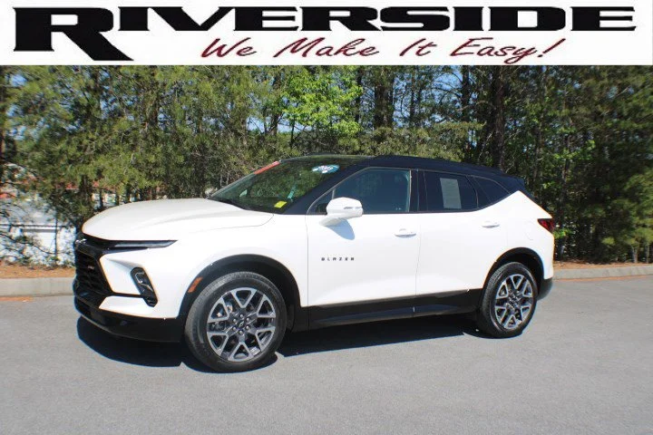 Used 2023 Iridescent Pearl Tricoat Chevrolet RS image 4