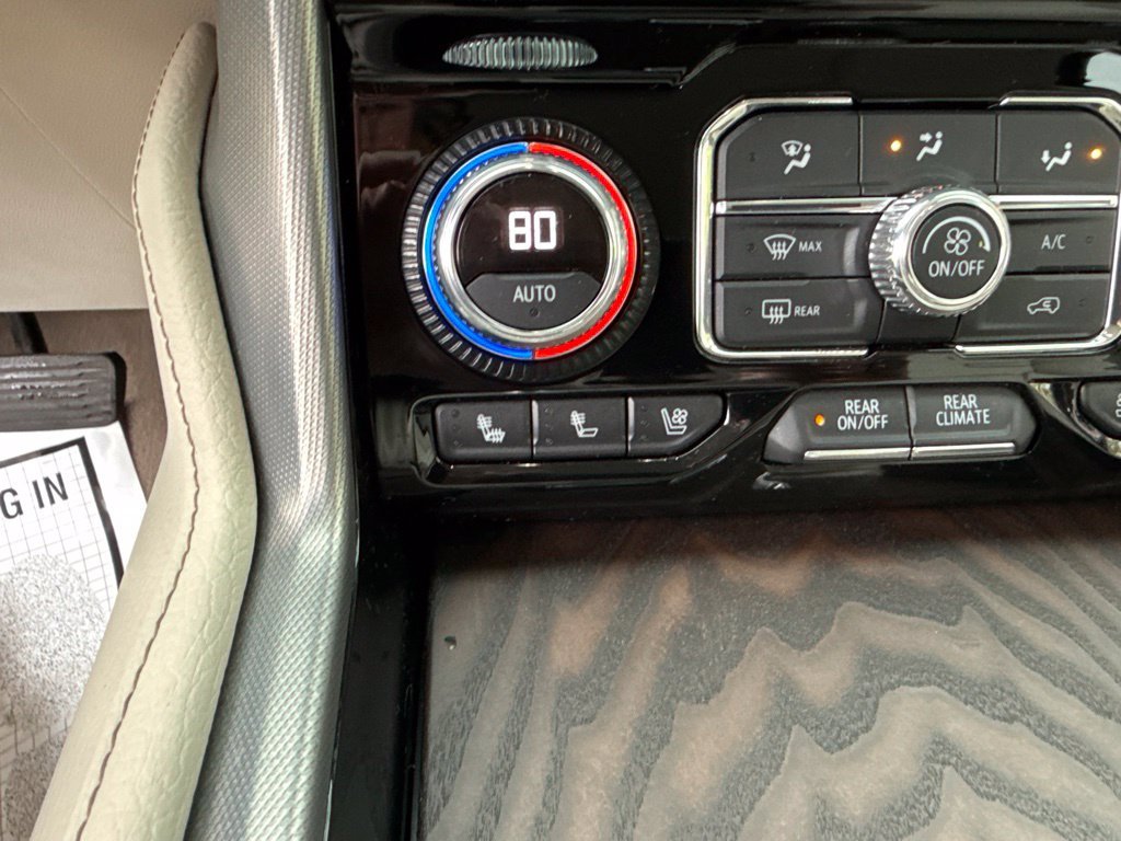 Used 2022 White GMC Denali image 34
