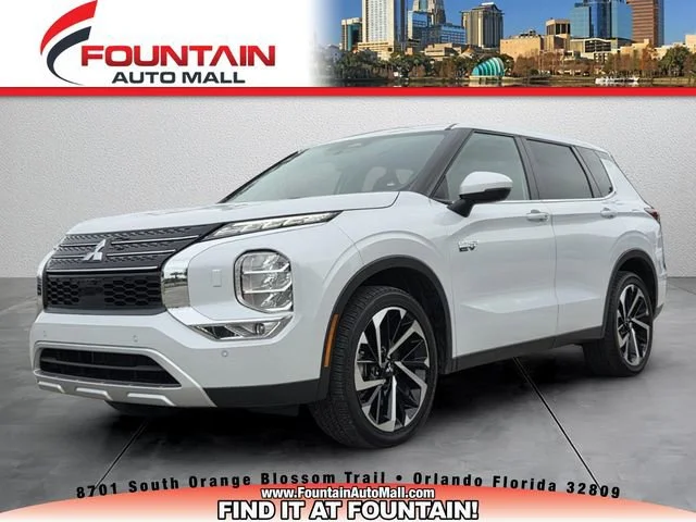Used 2025 White Mitsubishi SE image 1