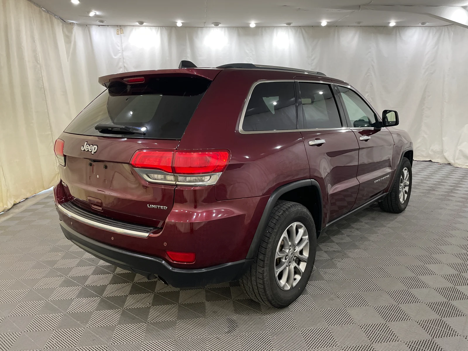 Used 2016 Velvet Red Pearlcoat Jeep Limited image 5
