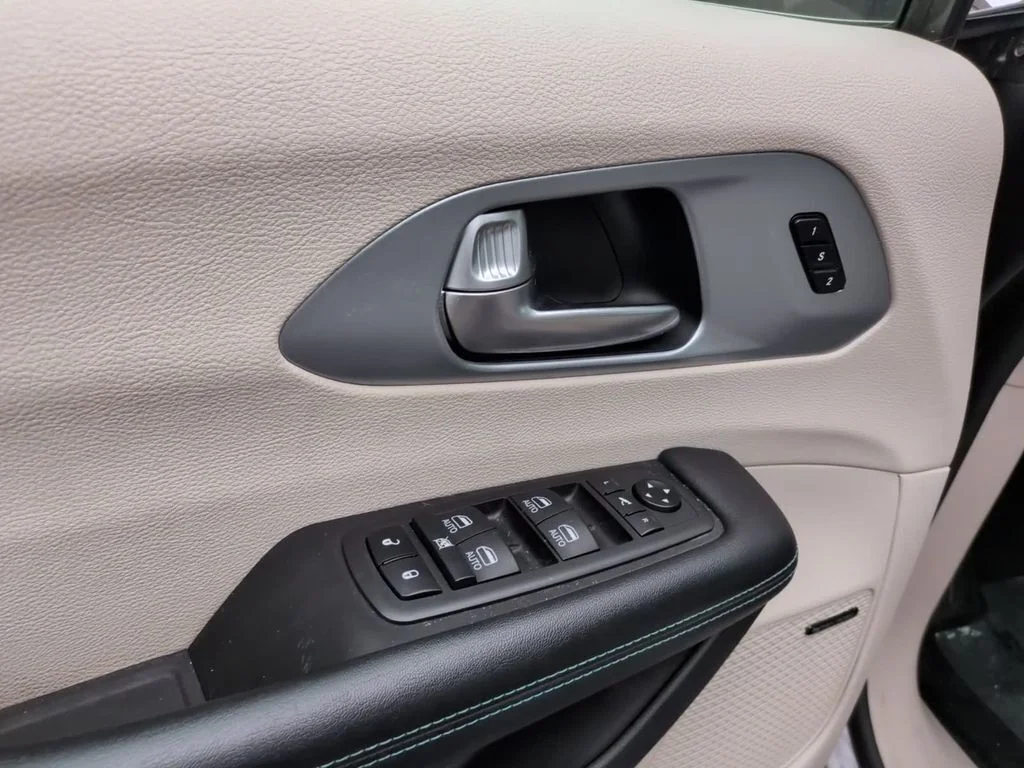 Used 2020 Crystal Metallic Chrysler Limited image 12