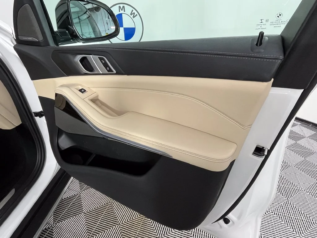 Used 2021 White Metallic BMW xDrive40i image 21