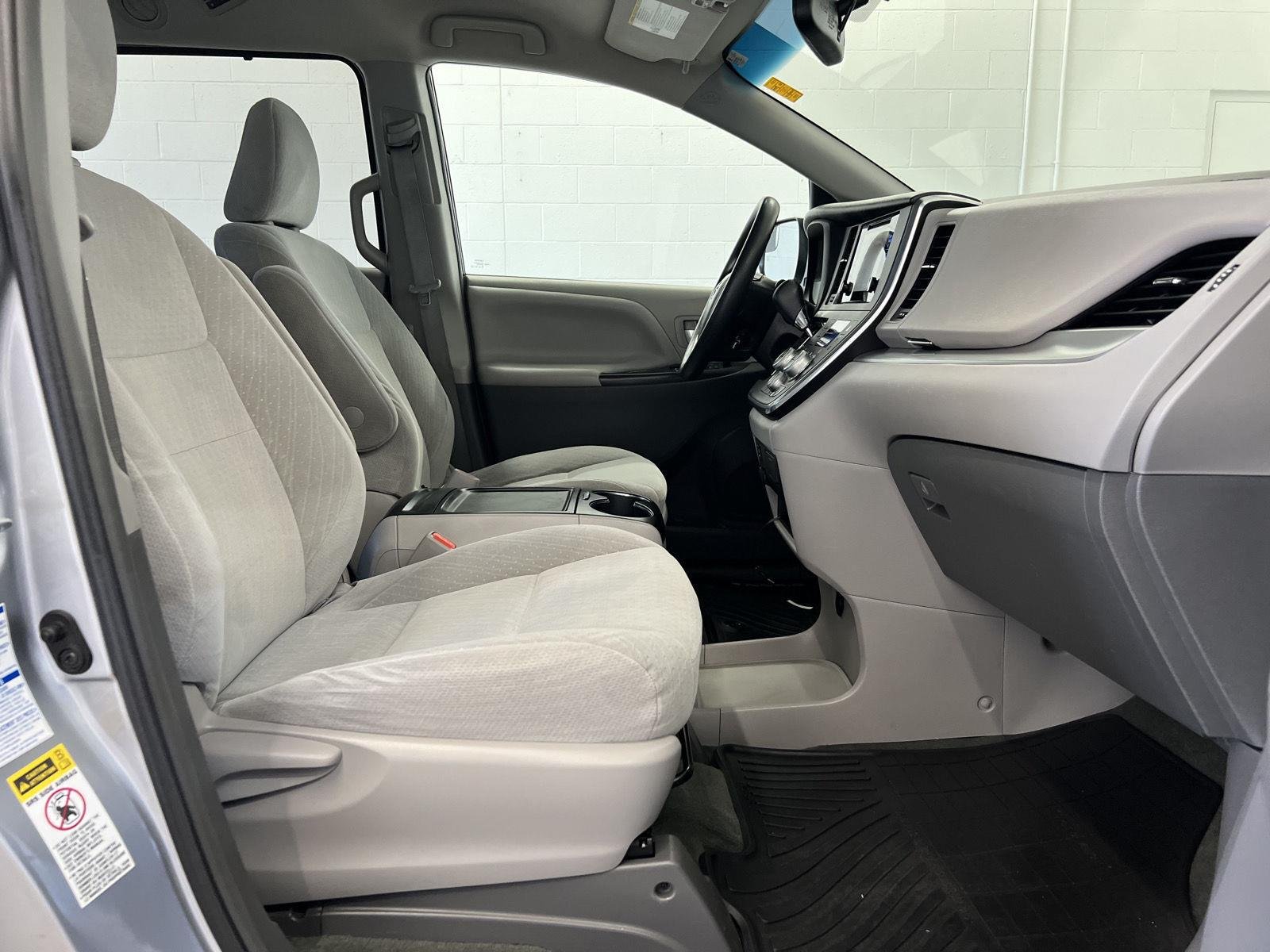 2016 Toyota Sienna LE - Photo 28