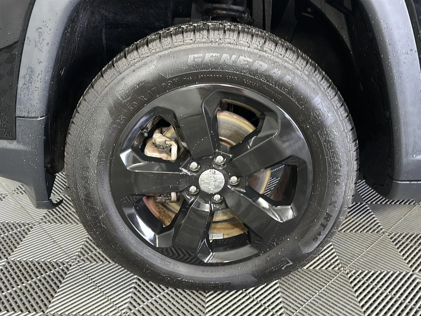 Used 2020 Diamond Black Crystal Pearlcoat Jeep Latitude image 6