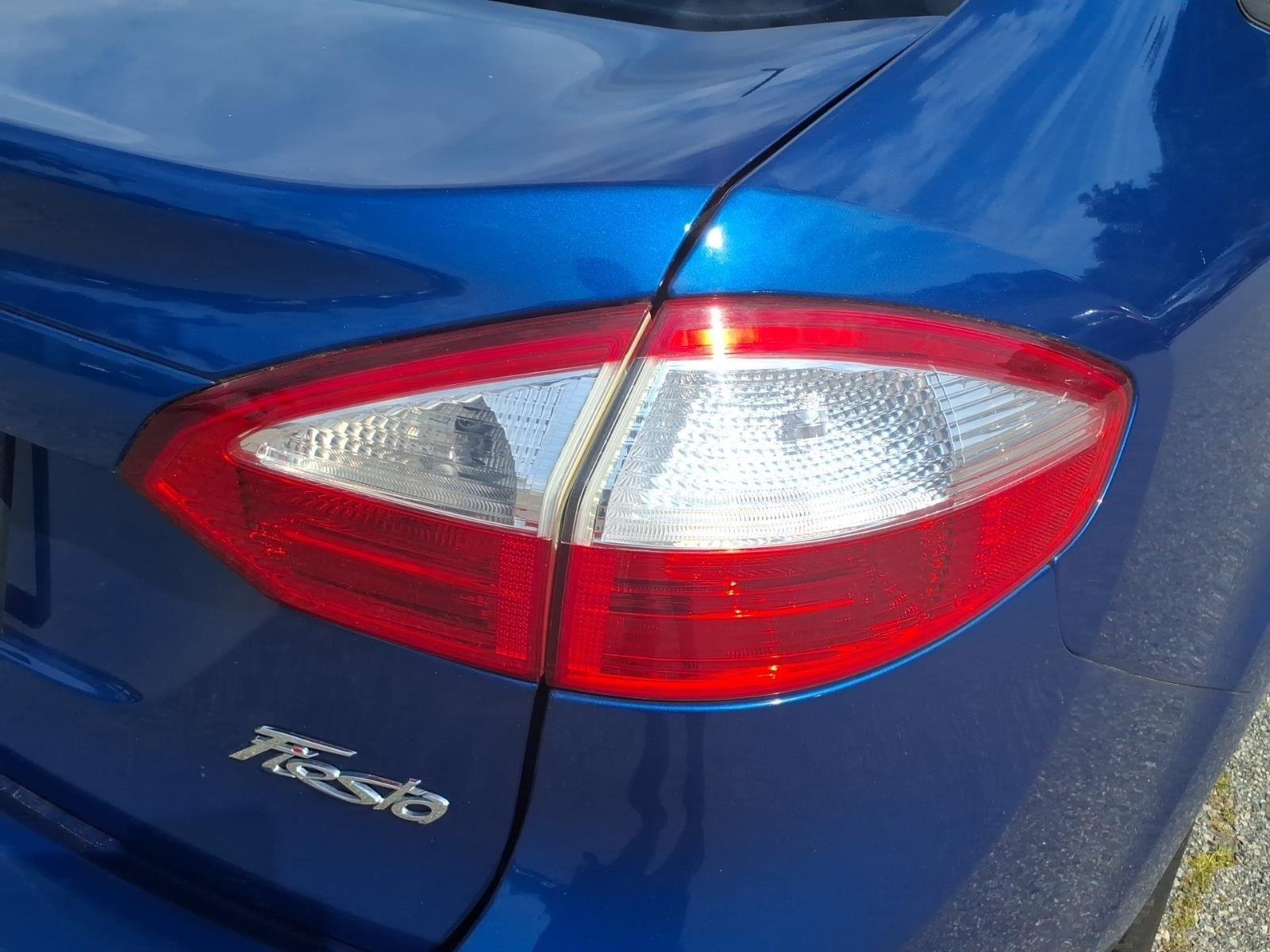 Used 2019 Lightning Blue Ford SE image 14