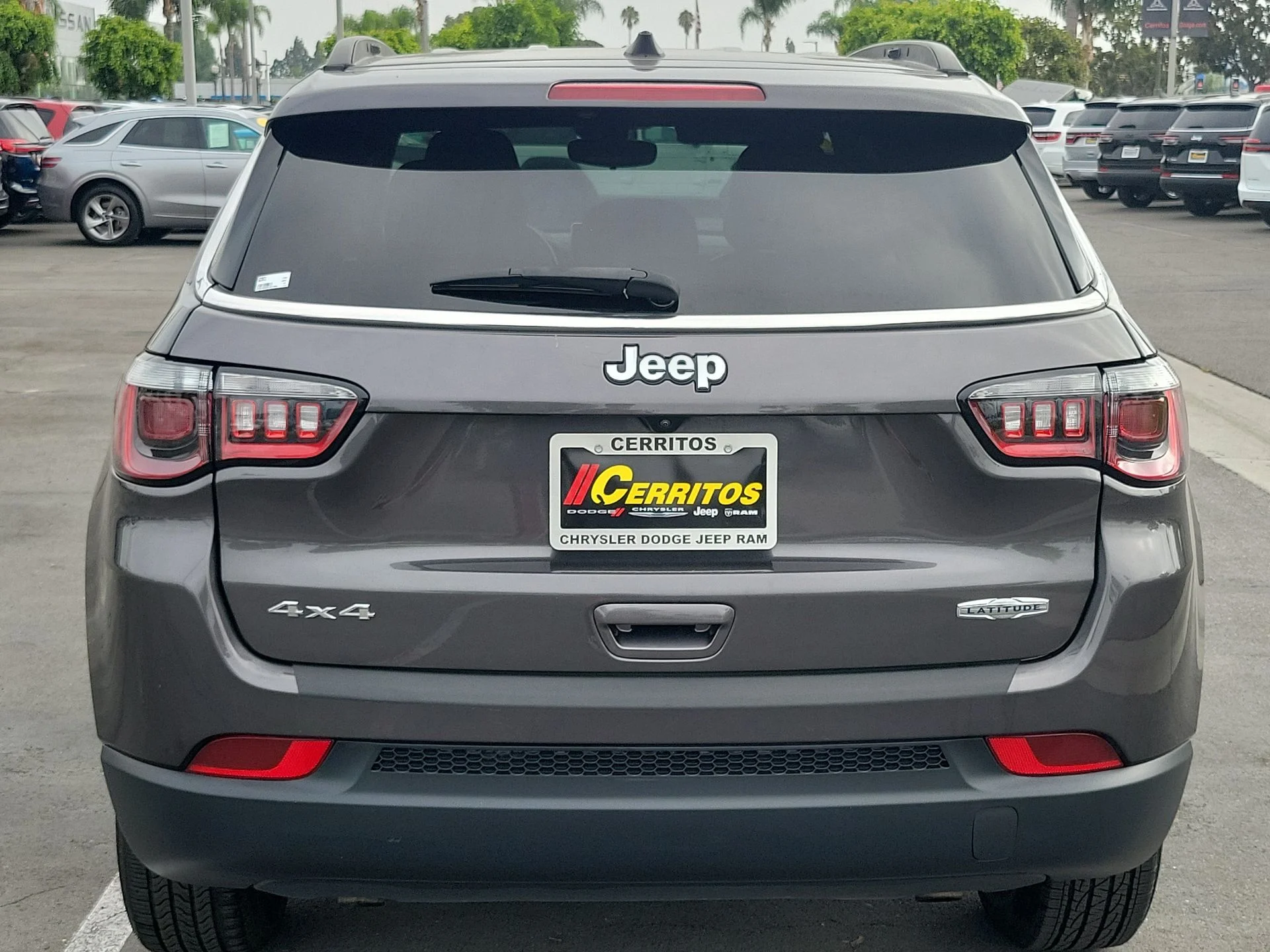 Used 2024  Jeep Latitude image 3