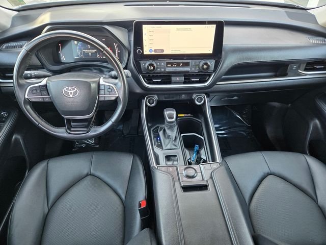 Used 2025 Silver Toyota XLE image 9