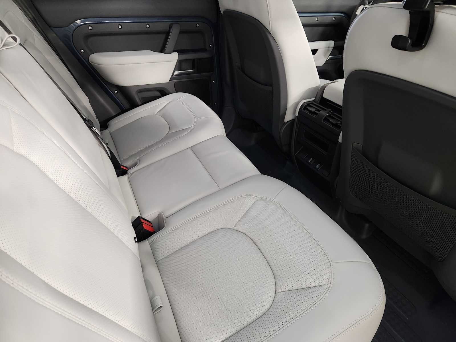New 2026 Tasman Blue Land Rover X-Dynamic SE image 31