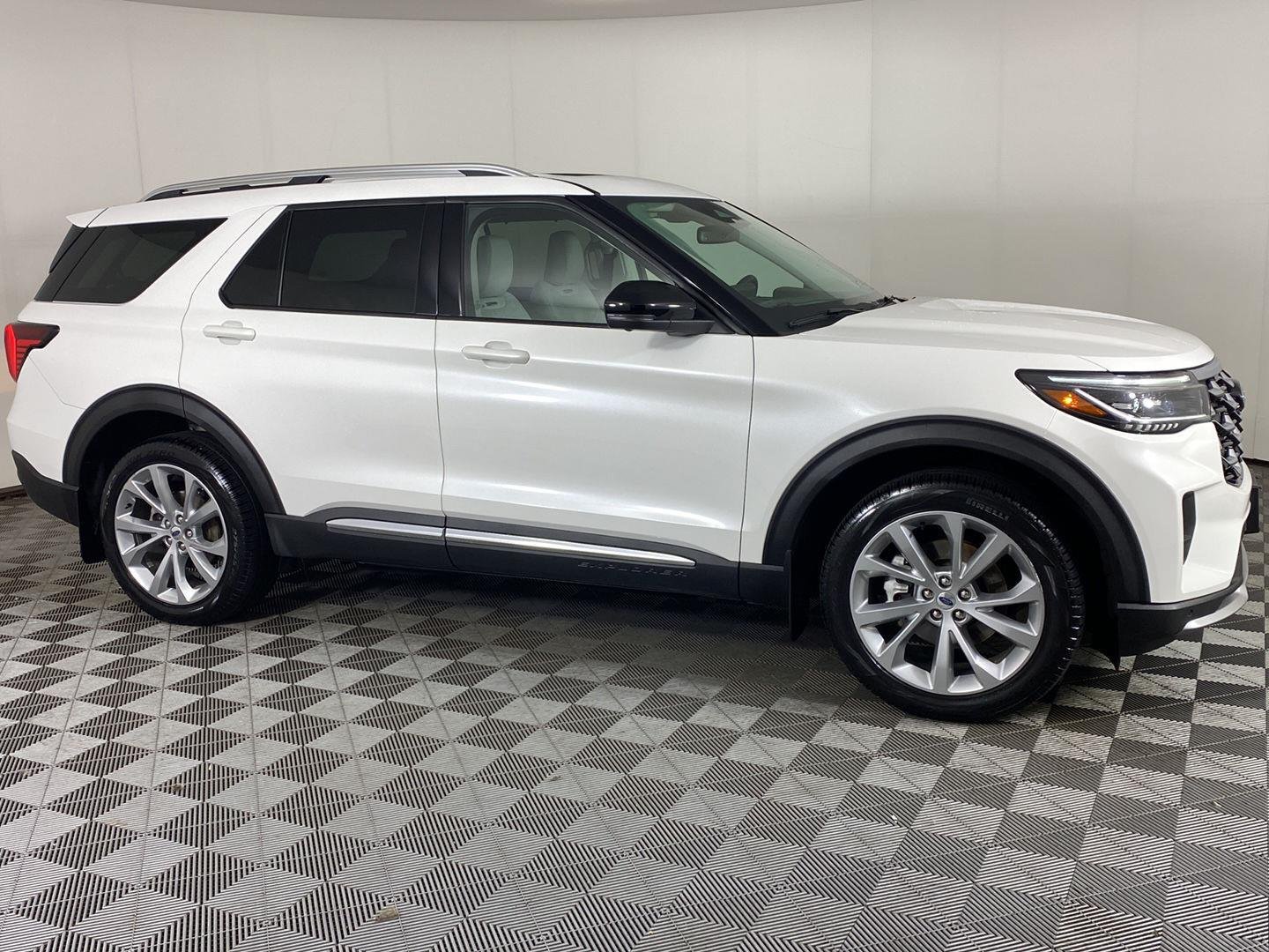 Used 2025 Star White Metallic Tri-Coat Ford Platinum image 3