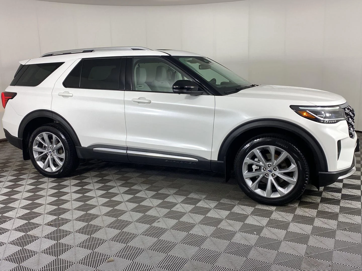 Used 2025 Star White Metallic Tri-Coat Ford Platinum image 3