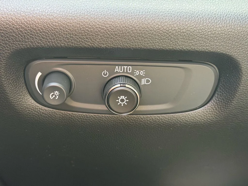 Used 2023 White Chevrolet Premier image 36