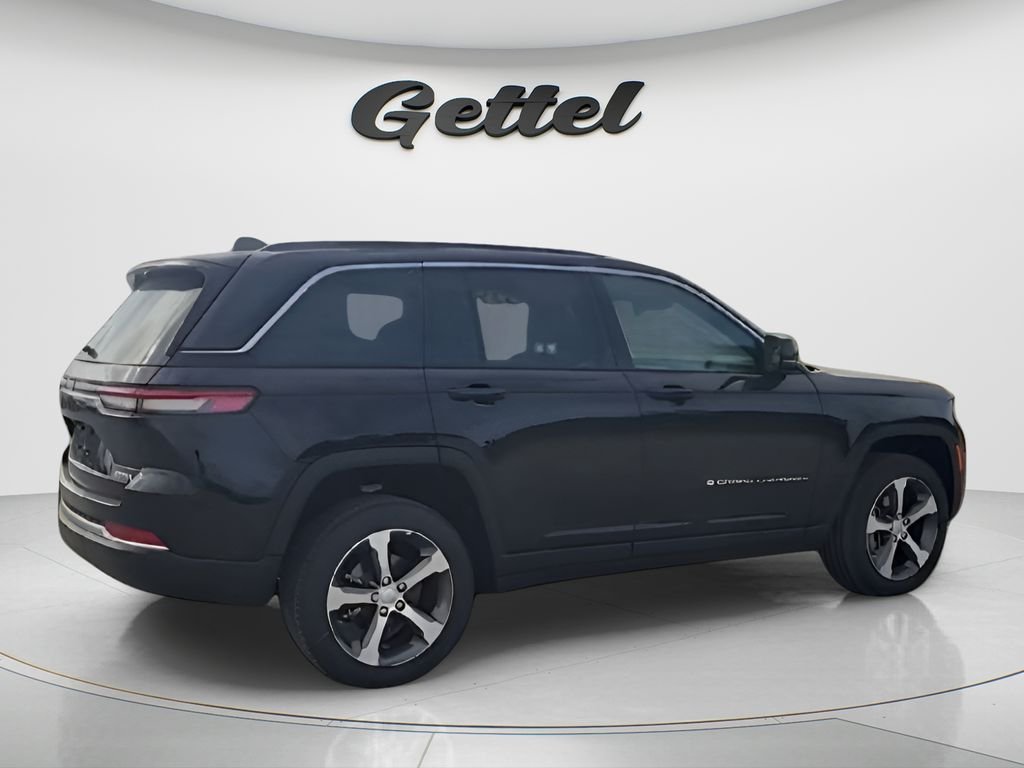 New 2026 Diamond Black Crystal Pearl-Coat Exterior Paint Jeep Limited image 8