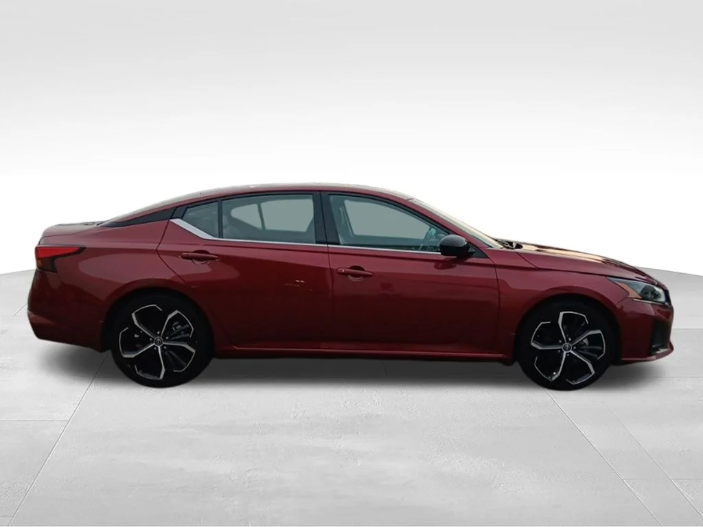 Used 2025 Scarlet Ember Nissan 2.5 SR image 3