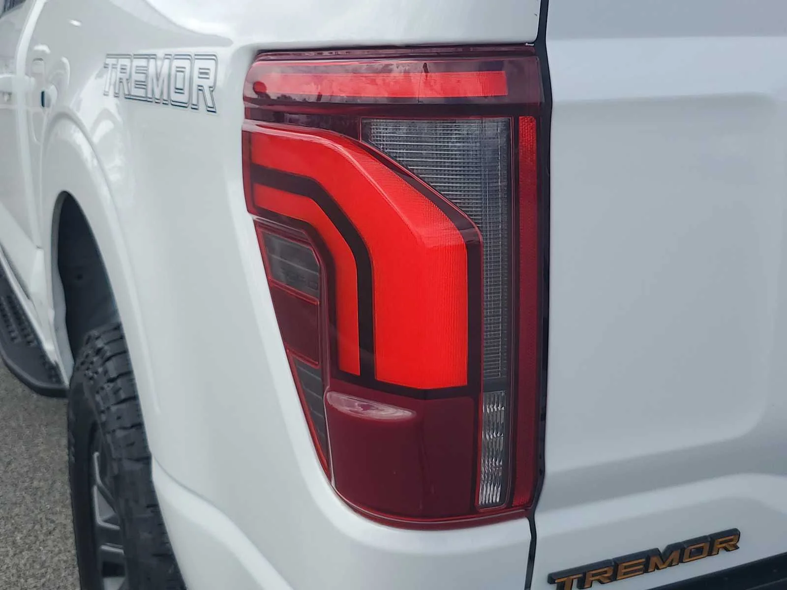 Used 2025 Space White Metallic Whi Ford Tremor image 19