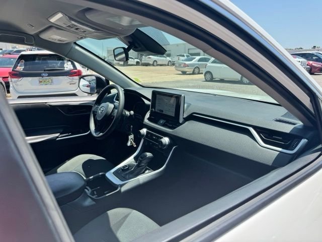 2025 Toyota RAV4 LE - Photo 17