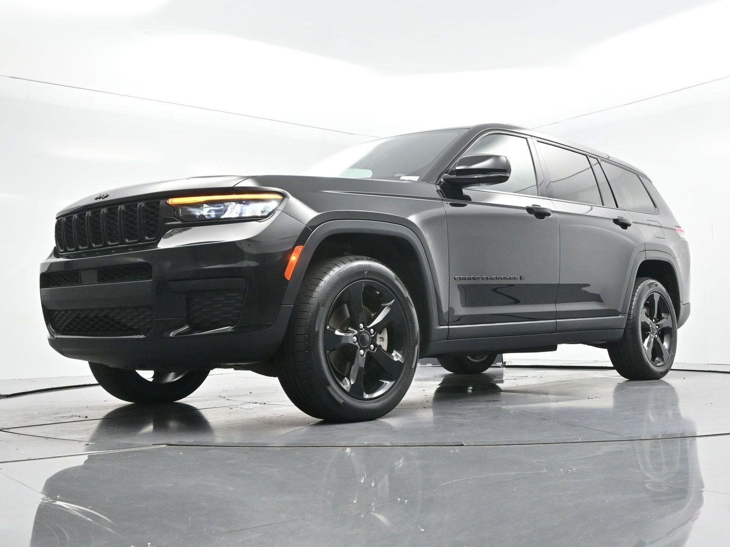 Used 2023 Diamond Black Crystal Pearlcoat Jeep Altitude image 42