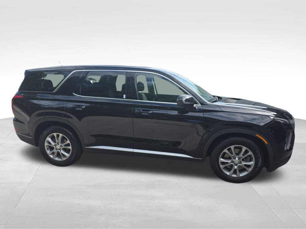 Used 2022 Black Hyundai SE image 6