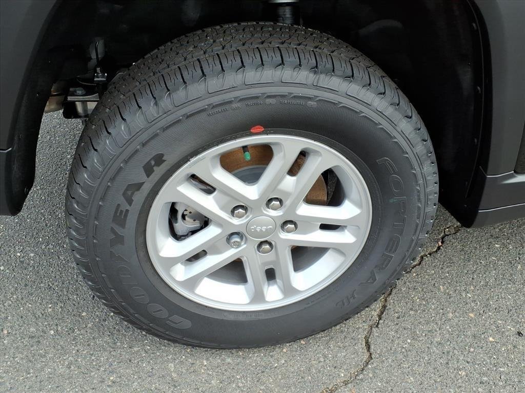 Used 2025 Diamond Black Crystal Pearlcoat Jeep Laredo image 20