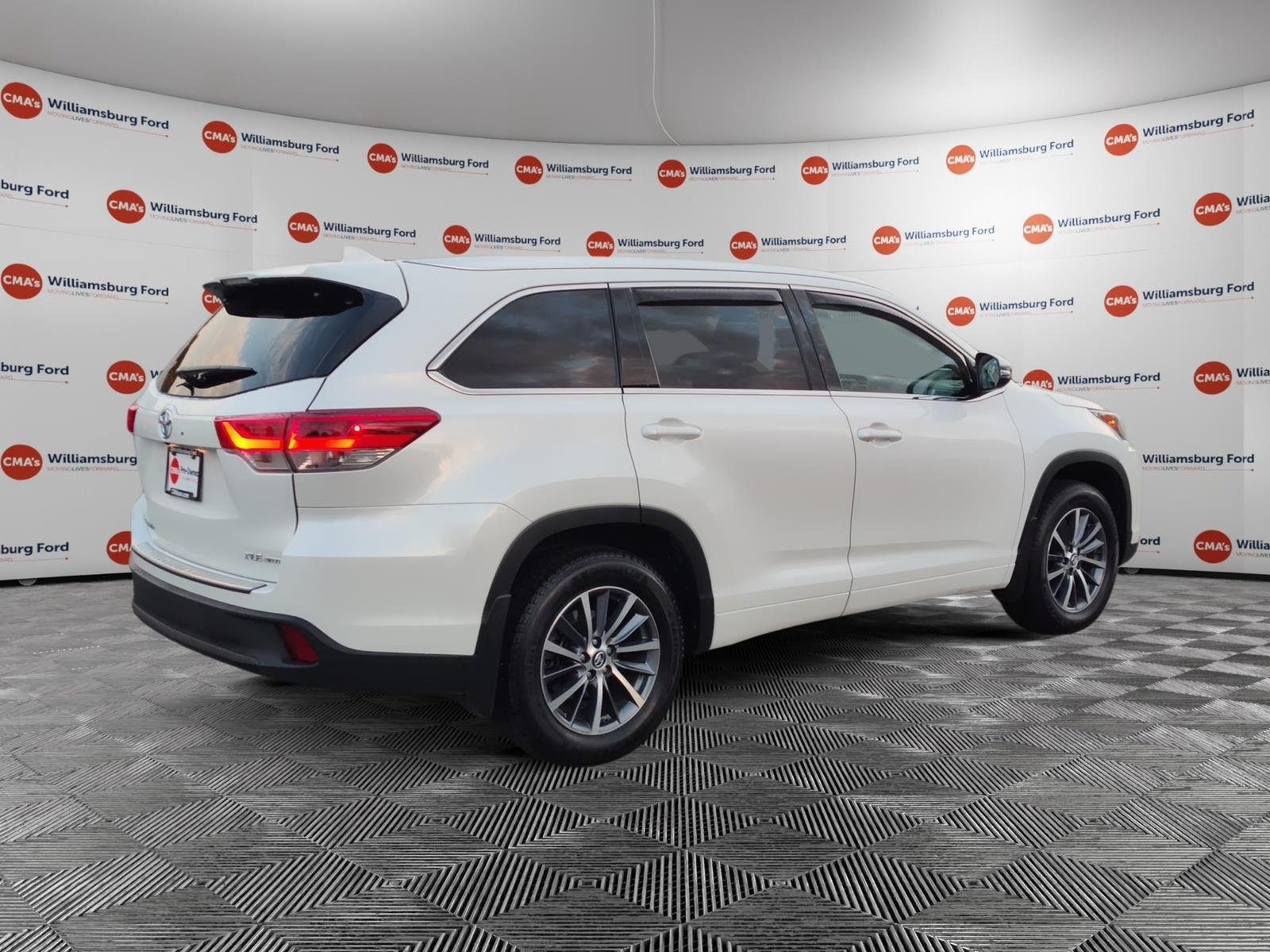 Used 2017 Blizzard Pearl Toyota XLE image 5