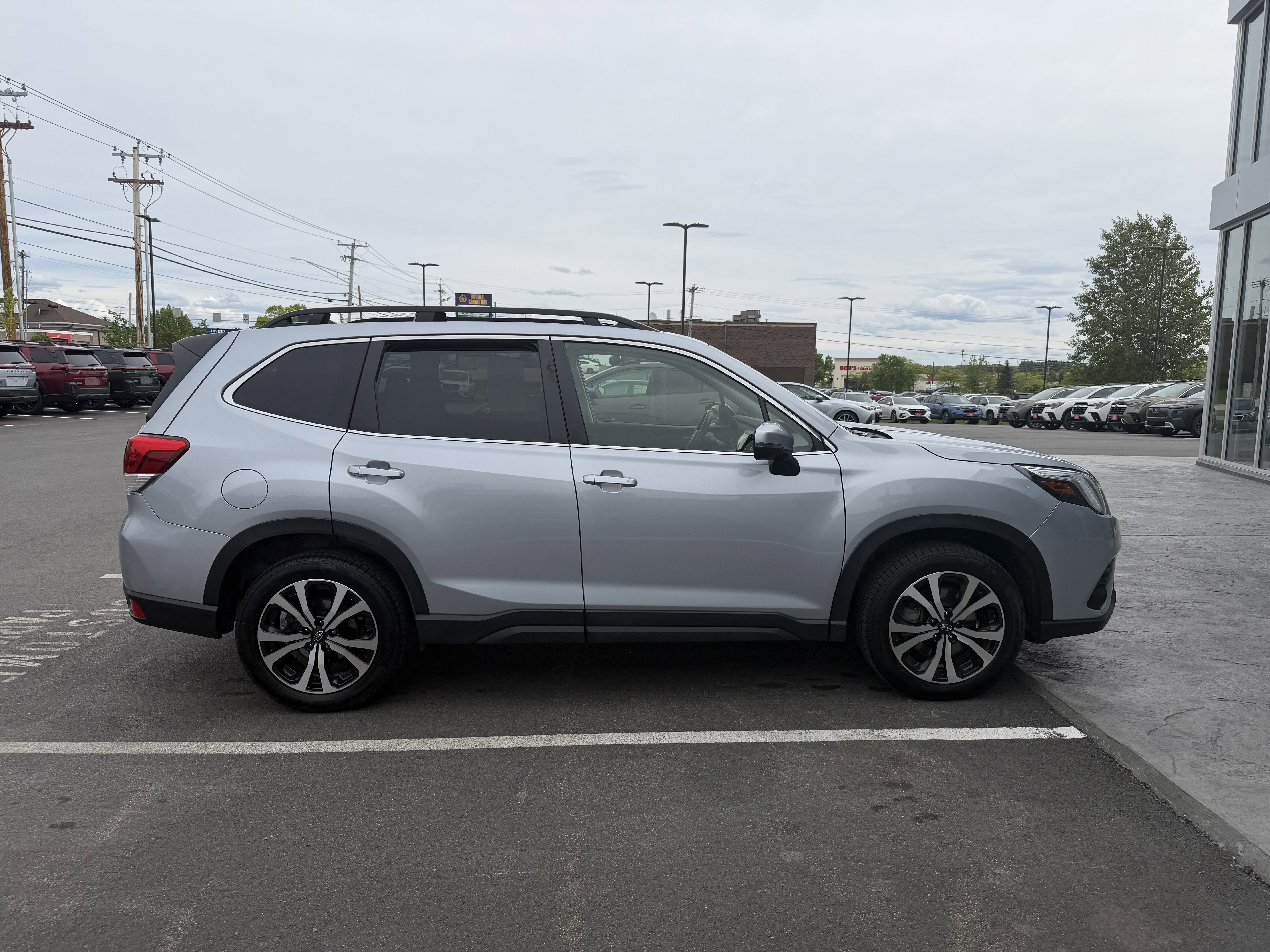 Used 2024 Ice Silver Metallic Subaru Limited image 6