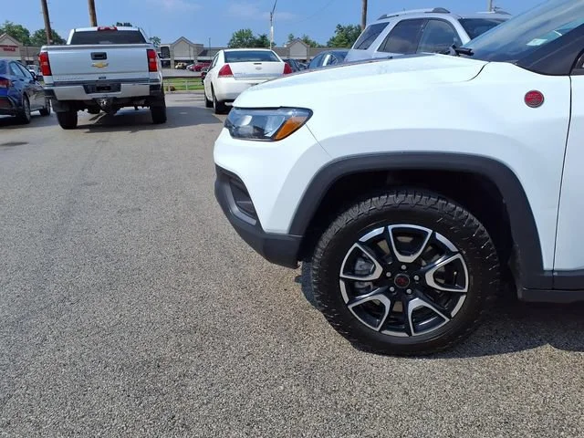 Used 2025  Jeep Trailhawk image 23