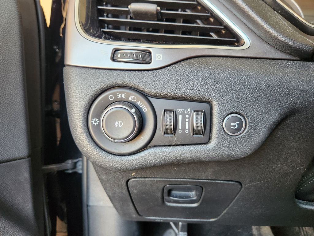 Used 2019 Diamond Black Crystal Pearlcoat Jeep Limited image 22