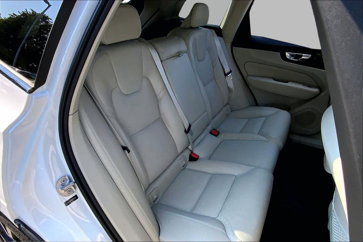 Used 2024 Crystal White Metallic Volvo Ultimate Dark Theme image 20