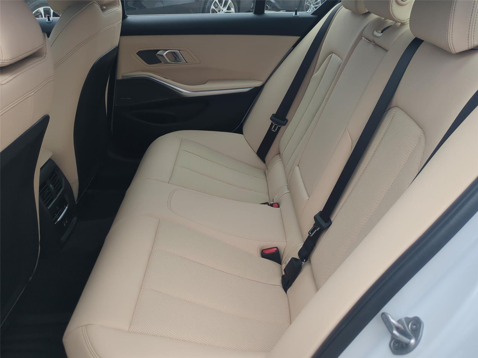 New 2026 Mineral White Metallic BMW 330i xDrive image 33