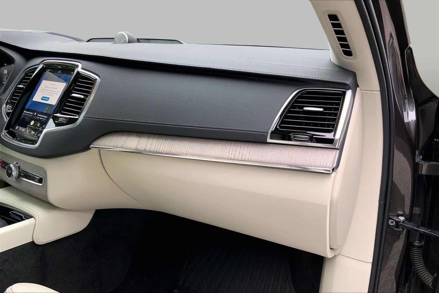 Used 2024 Onyx Black Metallic Volvo Ultimate Bright Theme image 19