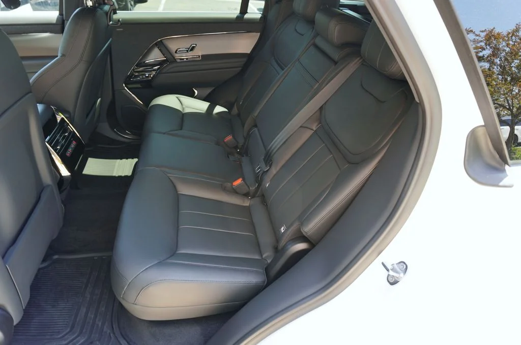 New 2026 Fuji White Land Rover SE image 31